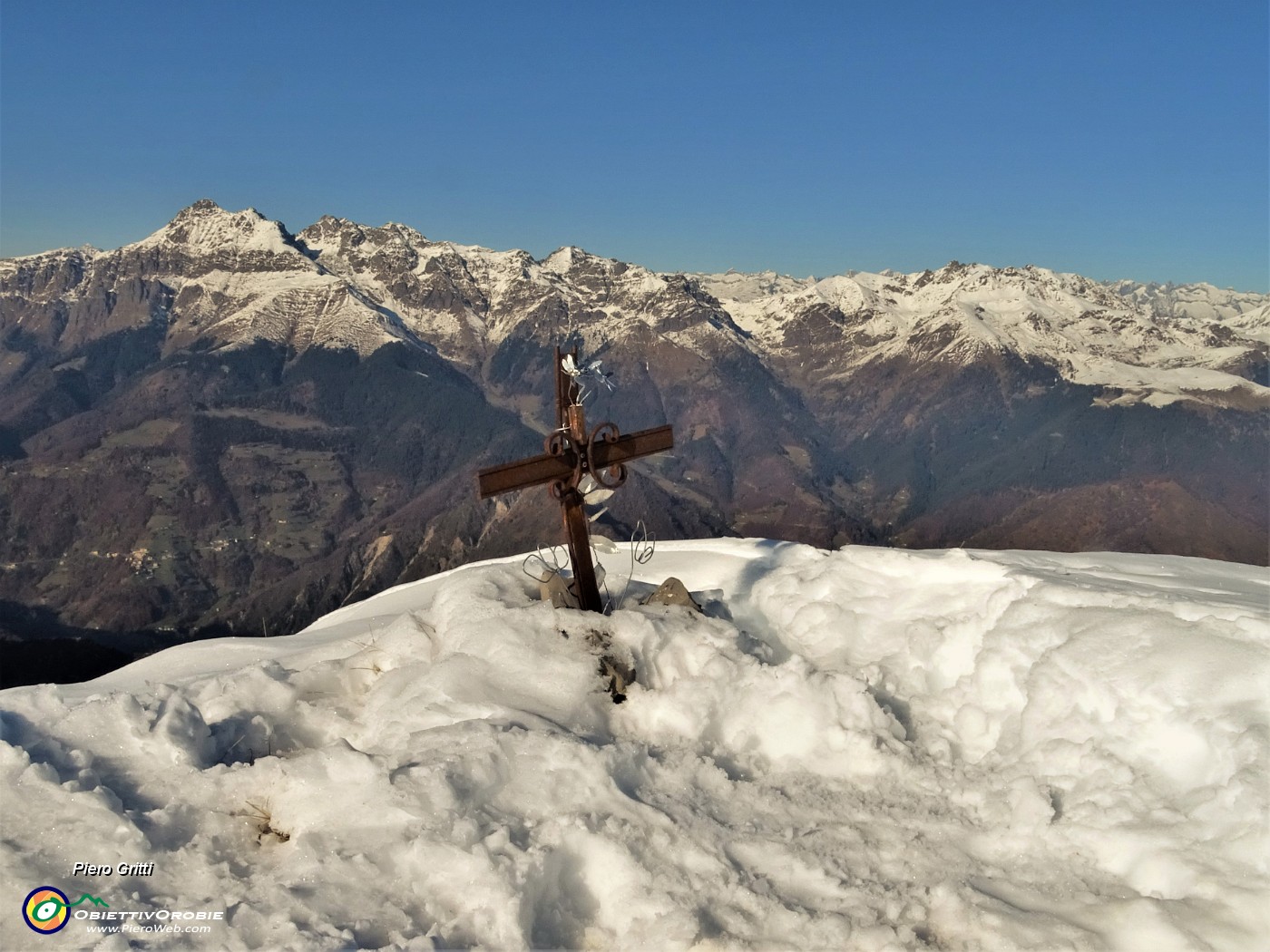 54 Alla crocetta di vetta del Monte Aralalta (2006 m) con bella vista a sx sul Tre Signori.JPG